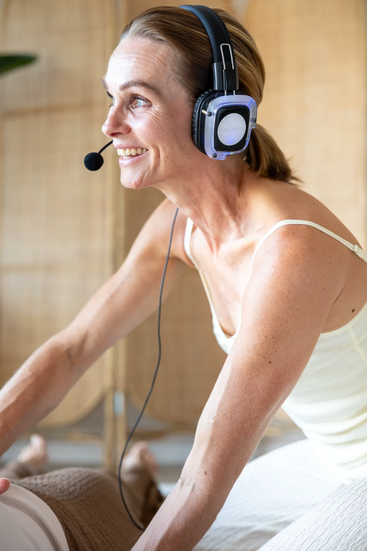 Anoek met headset begeleidt een Dimensional Breath-sessie